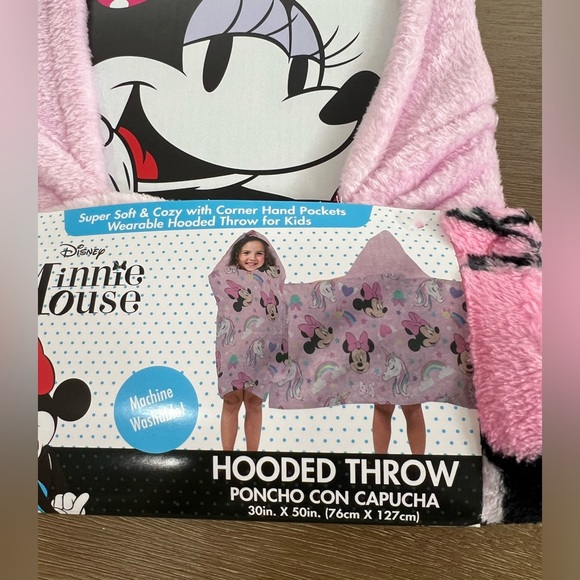 Minnie Mouse Hooded Throw - Picture 2 of 5